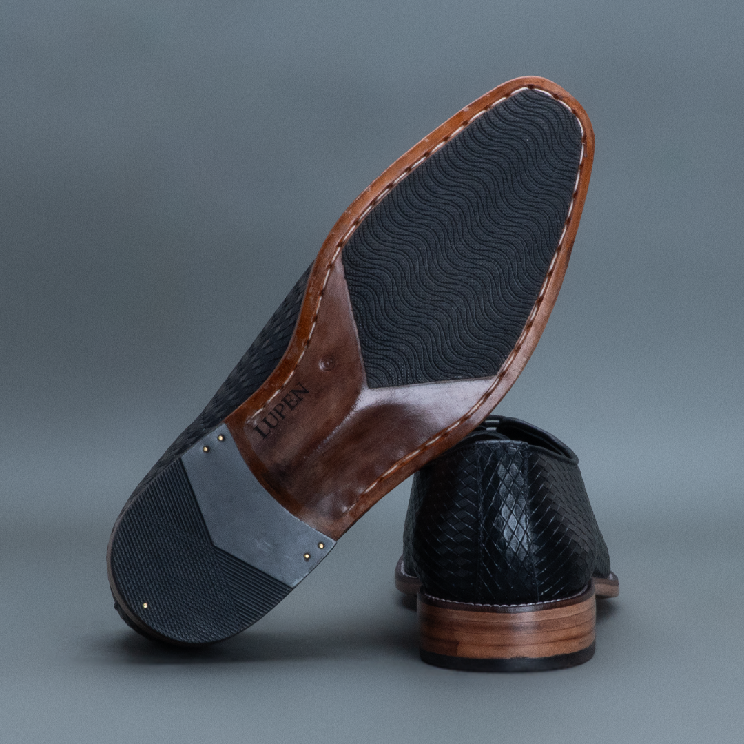 Apex WholeCut Oxford – Black